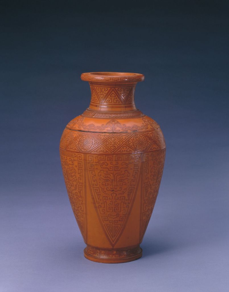 图片[1]-Gluttonous vase with asparagus and banana leaves-China Archive